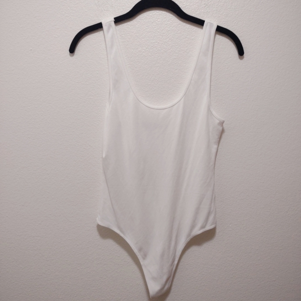 Dress Forum Classic White Scoop Neck Thong Bodysuit Size Medium